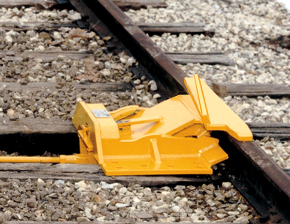 Right Throw One-Way Retractable Derail
For freight cars and locomotives. Derail is supplied with high-rise operating stand, connecting rod and blue derail sign.  Weight 460 lbs.